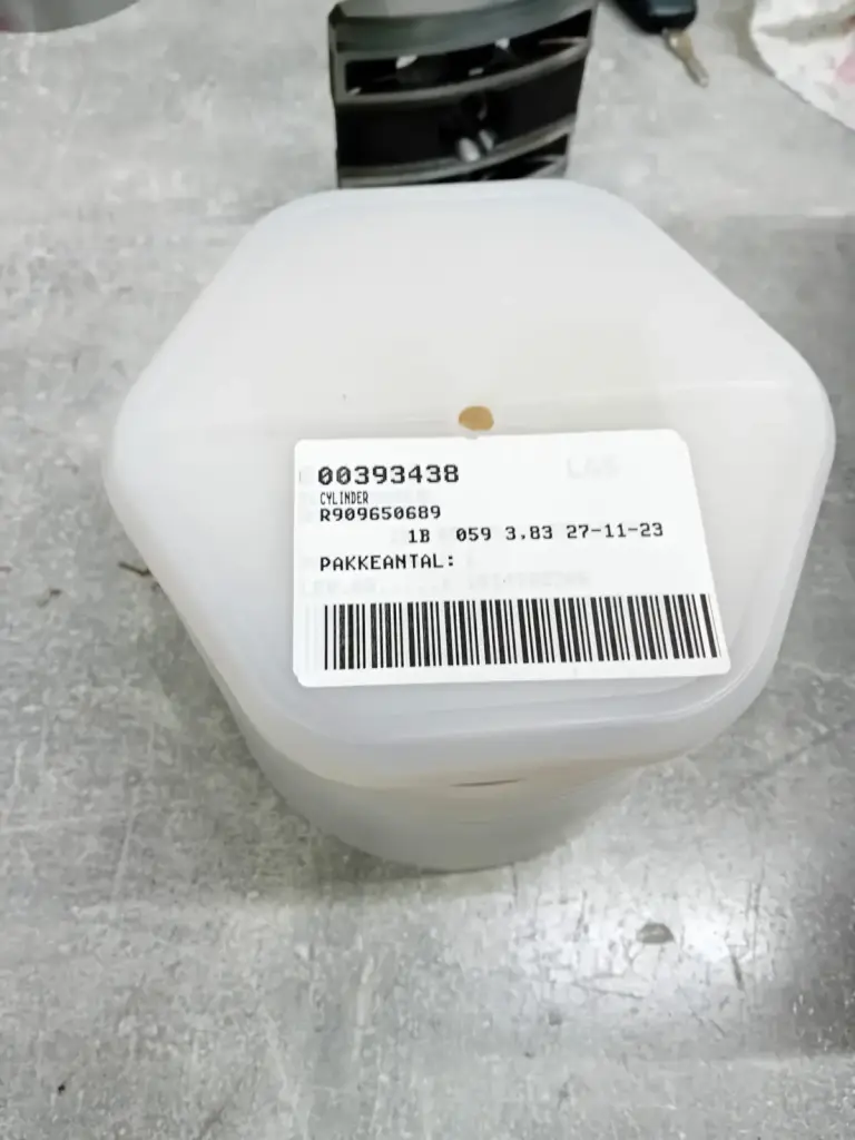 Bosch Rexroth R909650689 — cilindru
