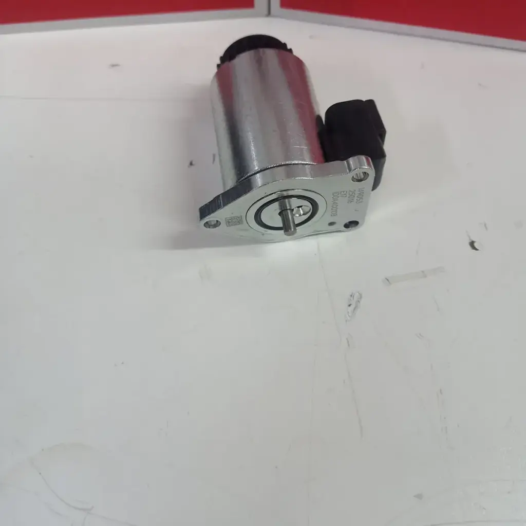 Electrovalvă proporțională Danfoss 149053, 12 V, în fața cutiilor Danfoss