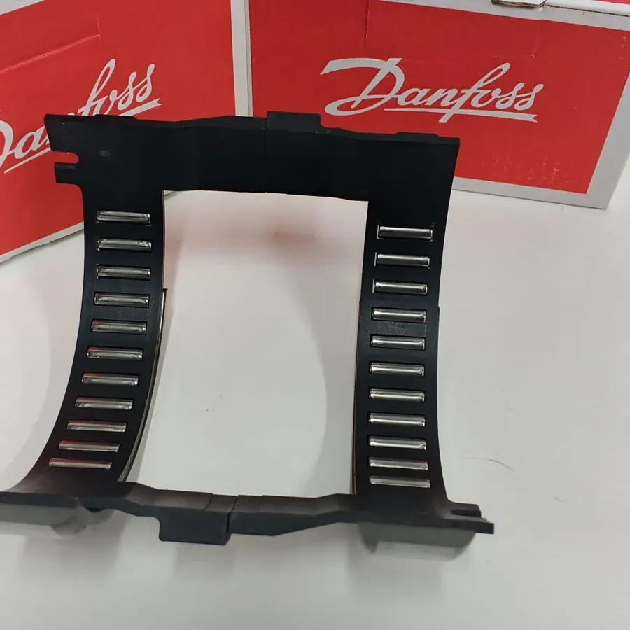 Ansamblu de semirulmenți de leagăn Danfoss 345124, în fața cutiilor Danfoss