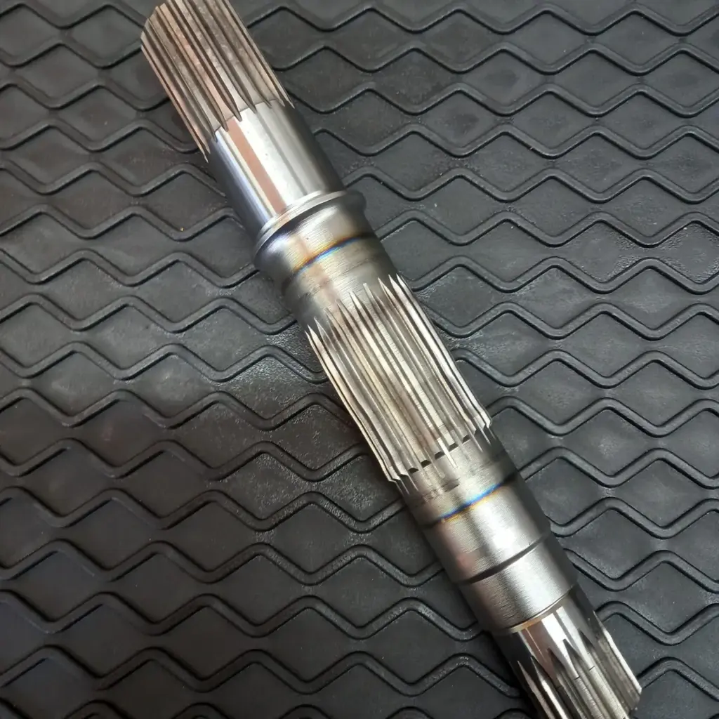 Arbore canelat pentru pompă hidraulică, cod 2633230122, pe covorașul atelierului