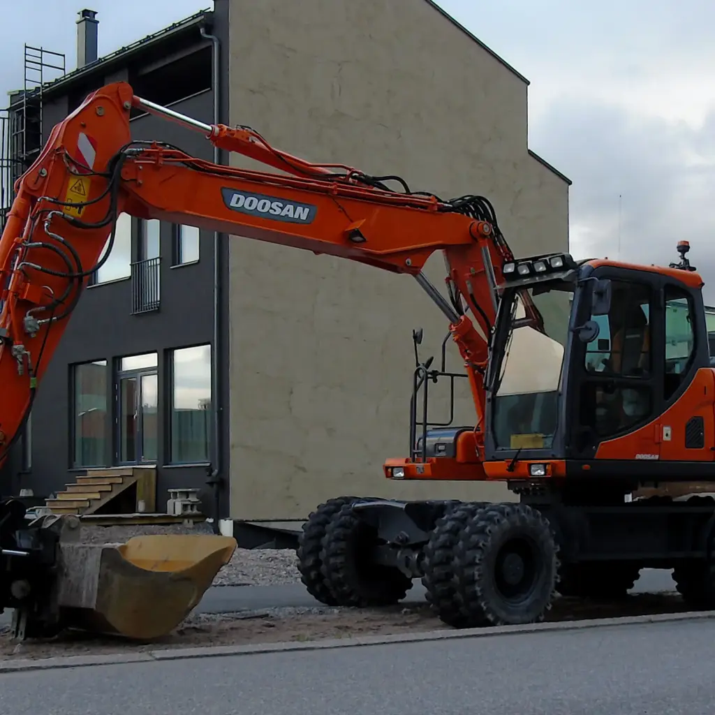Excavator pe roți Doosan DX 140W pe un șantier