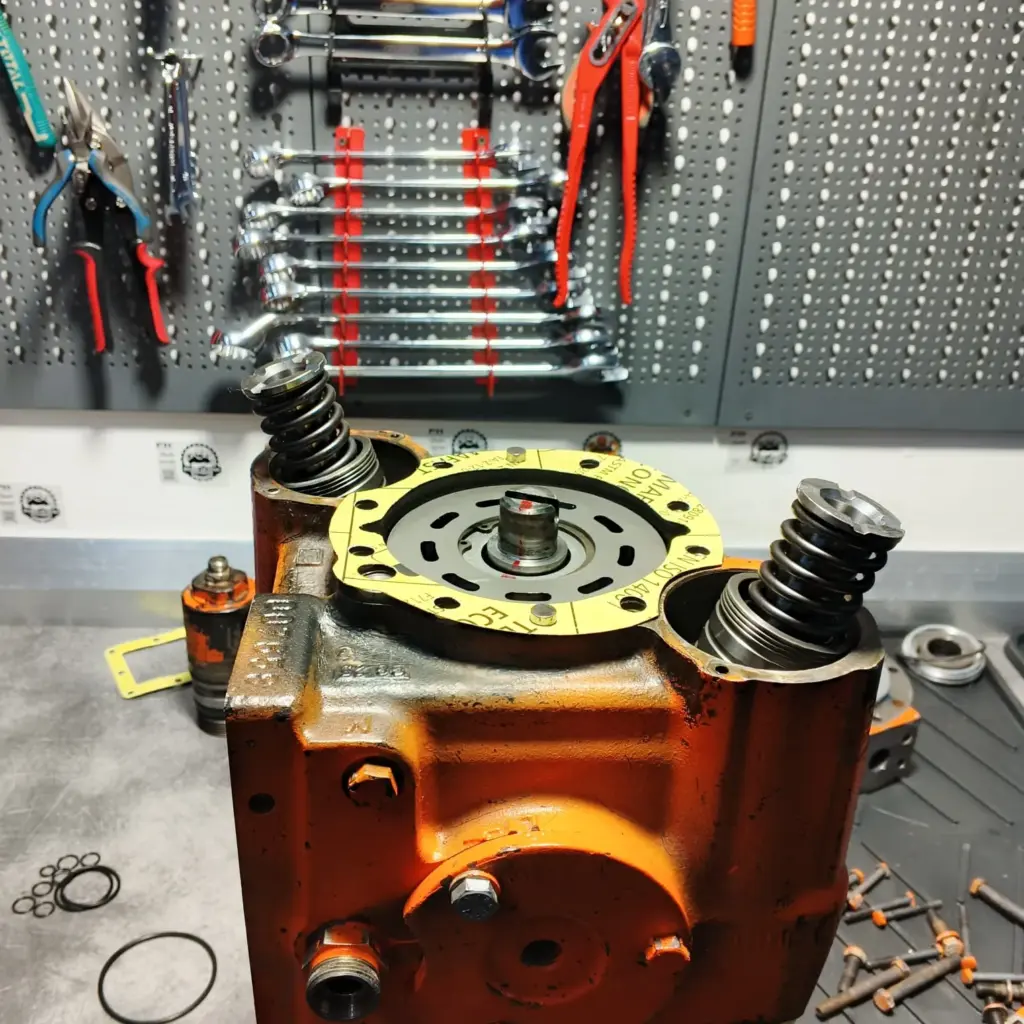 Pompă hidrostatică Eaton SPV18 desfăcută, fixată în menghină pe bancul de lucru