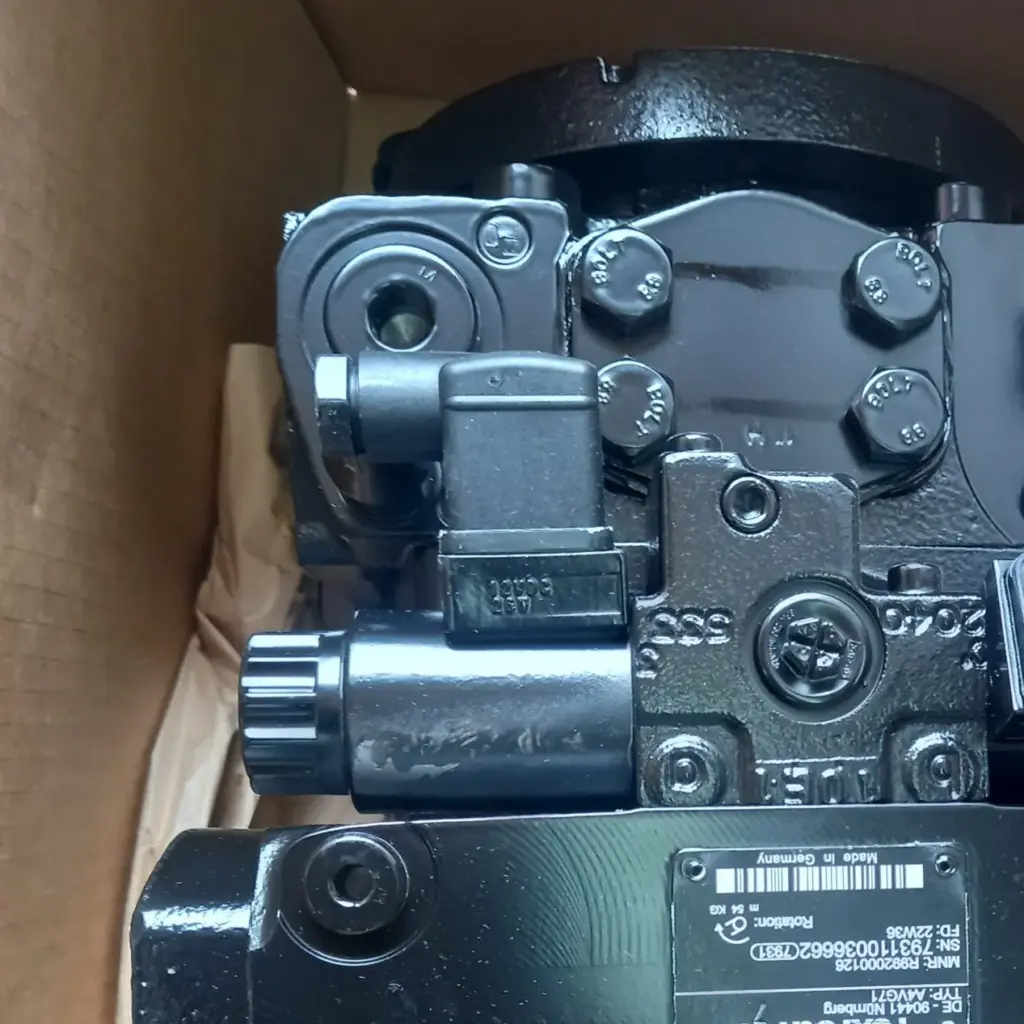 Pompă hidraulică Rexroth A4VG71 cu pistoane axiale, în cutia de transport, cu plăcuța Rexroth vizibilă