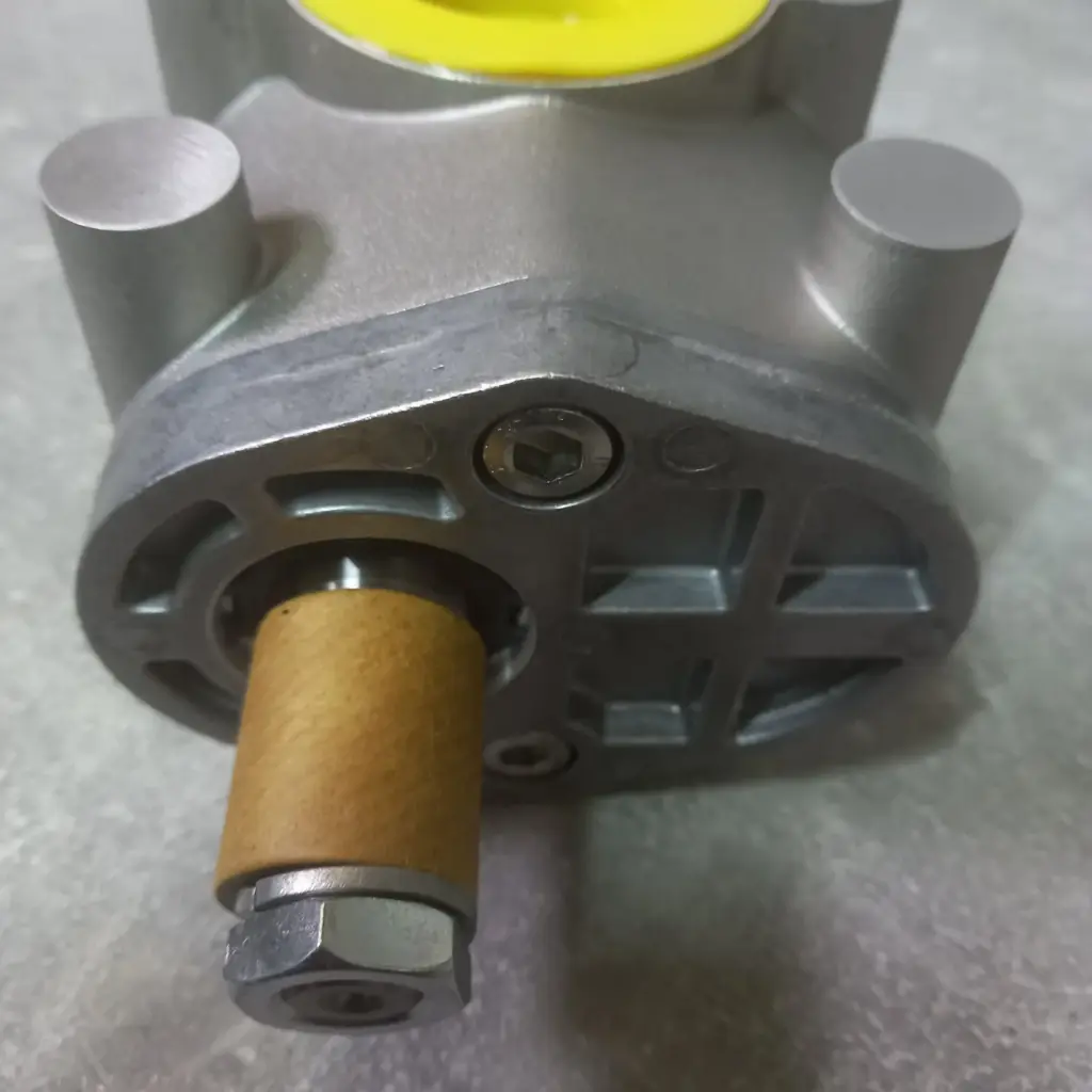 Pompă hidraulică mică Rexroth cod 0510990074, cu capac galben pe orificiu