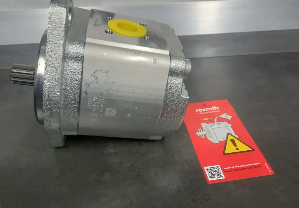 Pompă cu roți dințate Bosch Rexroth cu codul 0 510 725 193 gravat pe corp, lângă eticheta roșie Rexroth