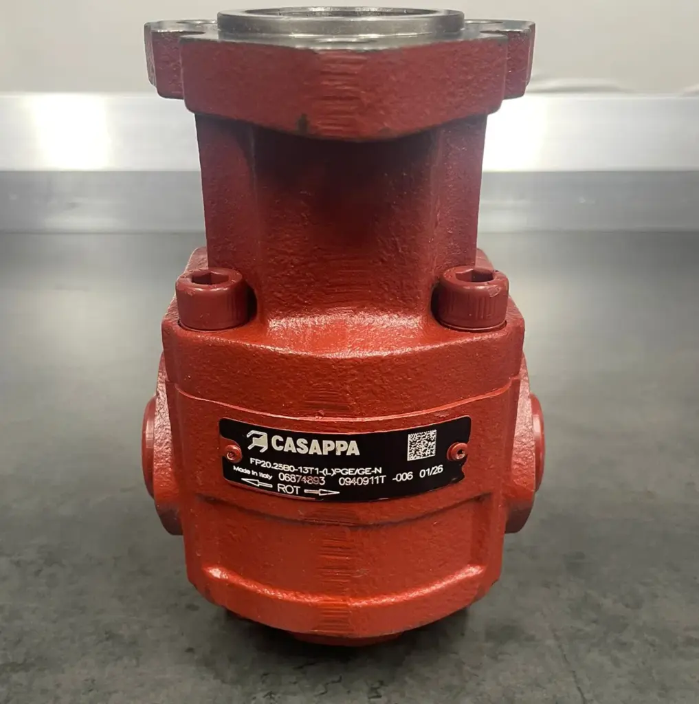 Pompă cu roți dințate Casappa, vopsită în roșu, cu plăcuța FP20.25B0-13T1 și codul 06874893 vizibile