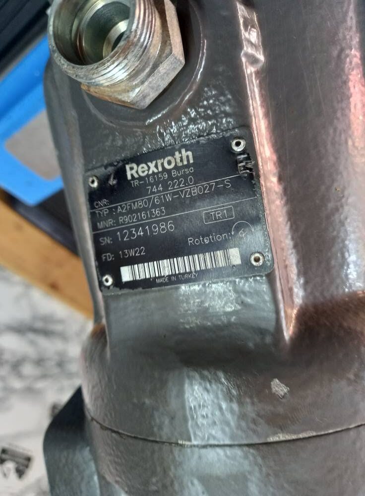 Tăblița unei pompe Rexroth, fotografiată în atelier